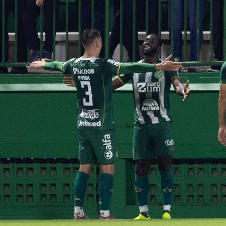 Bolasie comemora segundo gol da Chapecoense na partida