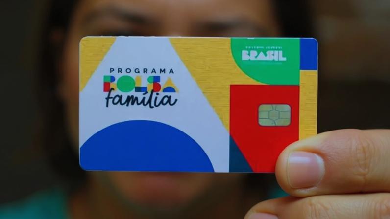 Imagem colorida do cartão do Bolsa Família