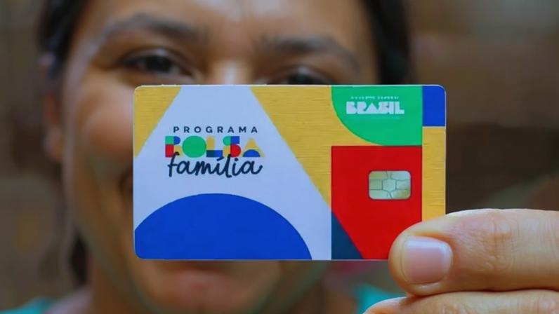Imagem colorida mostra cartão do Bolsa Família - Metrópoles