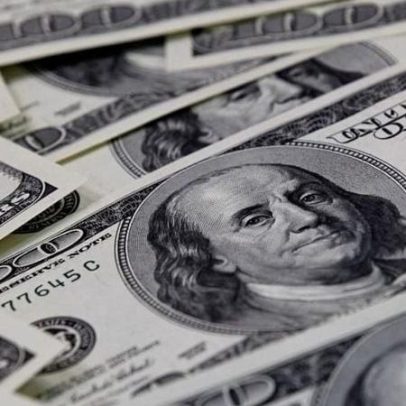 Dólar abre em alta a R$4,90 com influência de petróleo, IPCA e Petrobras
