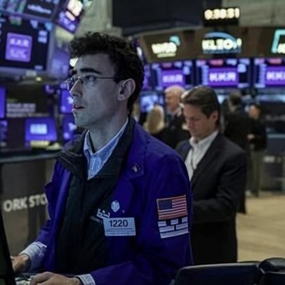 Wall Street opera mista após plano dos EUA para guiar navios por Ormuz