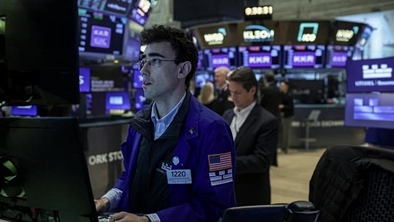 Operador na bolsa de Nova York em 1º de maio de 2026