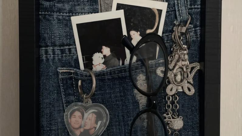 foto com cor. quadro personalizado com calça jeans - metrópoles