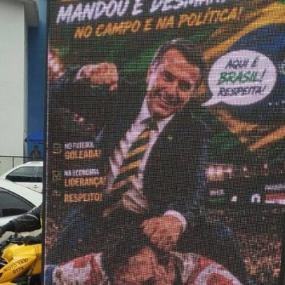 Manifestantes derrubam painel com montagem de Bolsonaro no Paraguai