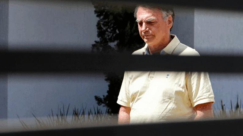 Cirurgia no ombro direito de Bolsonaro termina sem complicações