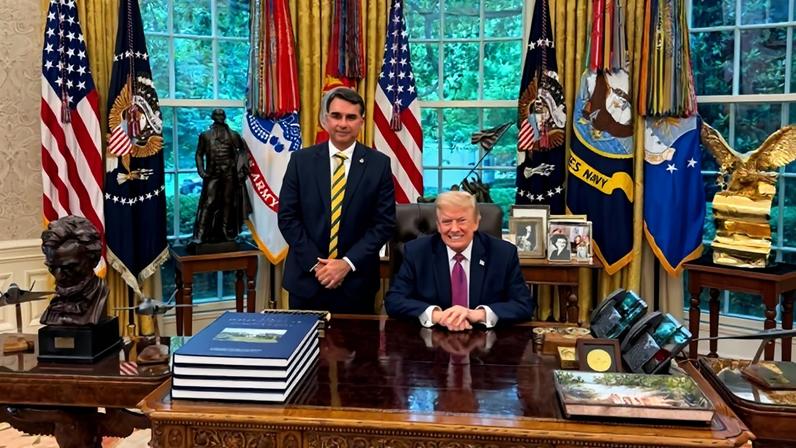 Senador Flávio Bolsonaro encontra o presidente dos EUA, Donald Trump — Foto: Divulgação