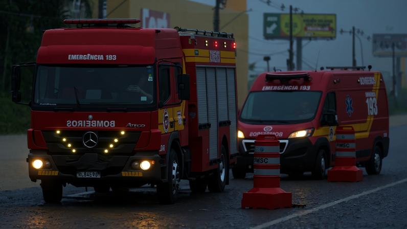 Veículos dos bombeiros de SC sob forte chuva em 2024 — Foto: Roberto Zacarias/Secom/Divulgação