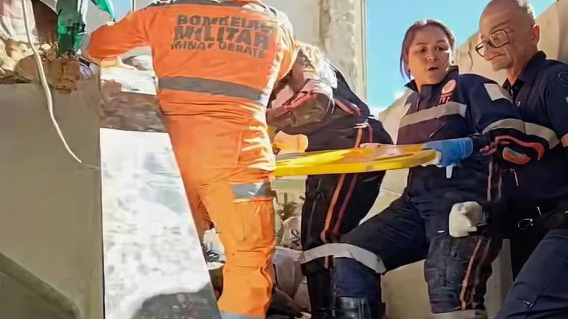 Bombeiros trabalhando dentro do prédio atingido por avião em BH — Foto: Reprodução