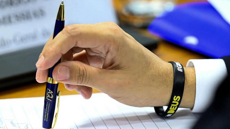 Detalhe da pulseira usada por Jorge Messias durante sabatina na CCJ do Senado, em 29 de abril. (Foto: Andressa Anholete/Agência Senado)