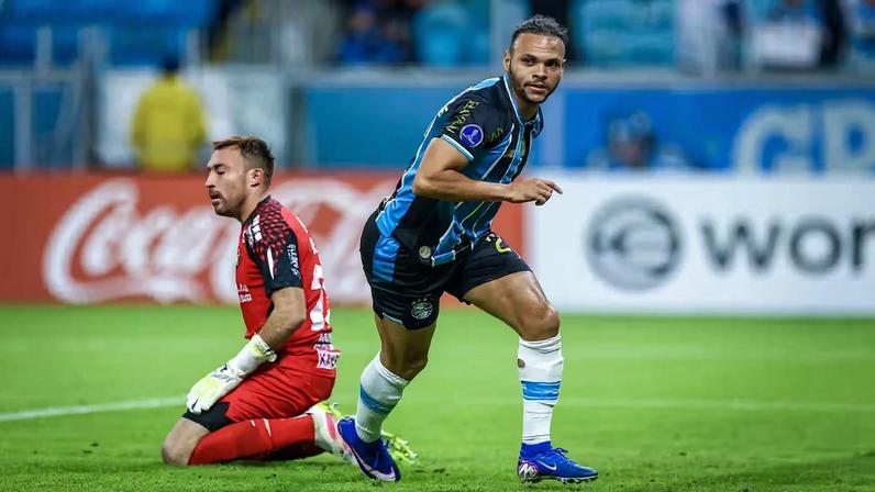 Braithwaite comemora sobre o Palestino — Foto: Lucas Uebel/Grêmio