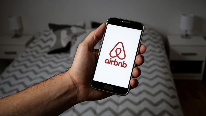 Plataforma Airbnb enfrenta regulamentações rigorosas em relação aos aluguéis de curta duração