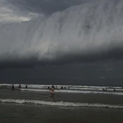Nuvem gigante que imita tsunami assusta banhistas no litoral paulista