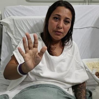 Mulher resgatada após dois dias à deriva agradece orações e permanece com dores