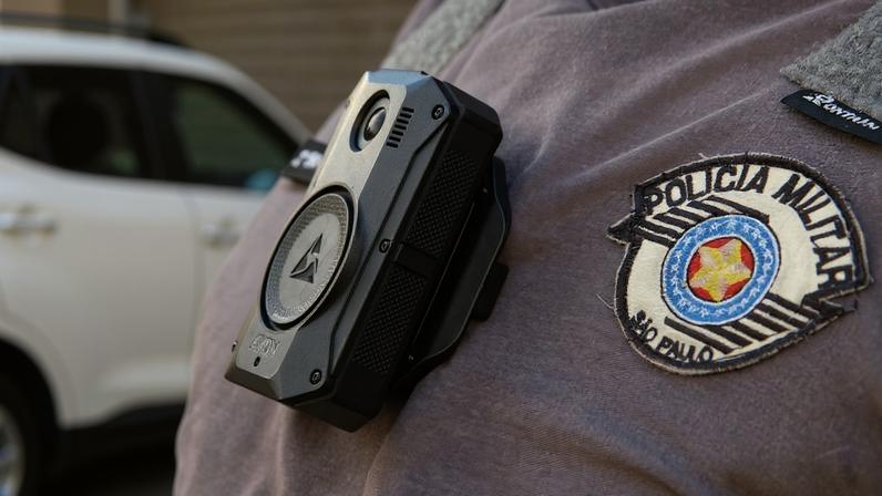 Câmera em uniforme de policial