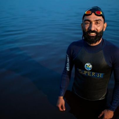 Homem-peixe nada 200 dias no Amazonas e denuncia plástico no rio