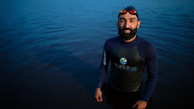 O colombiano Wilber Honorio Munoz nada pelo Rio Amazonas há mais de 200 dias para conscientizar sobre a poluição plástica que ameaça o rio. Crédito: MICHAEL DANTAS / AFP