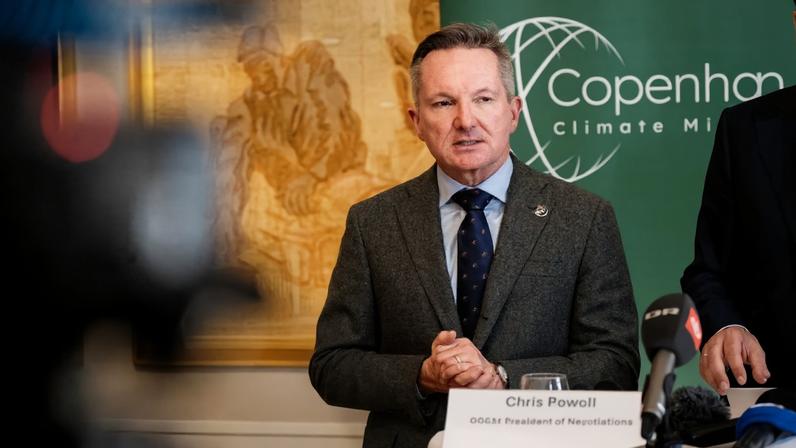 O Ministro das Mudanças Climáticas e Energia da Austrália, Chris Bowen, discursa em uma coletiva de imprensa durante a Reunião Ministerial sobre o Clima em Copenhague