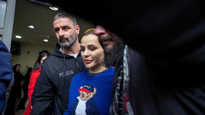 A influenciadora Deolane Bezerra deixa o DHPP e segue para a Penitenciária Feminina de Santana após ser presa durante operação da Polícia Civil e do Ministério Público de São Paulo que investiga suspeita de lavagem de dinheiro do PCC por meio de uma transportadora de fachada, nesta quinta-feira (21)