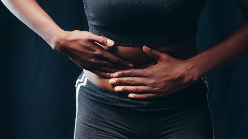 Imagem ilustrativa de uma pessoa sentindo dores na barriga