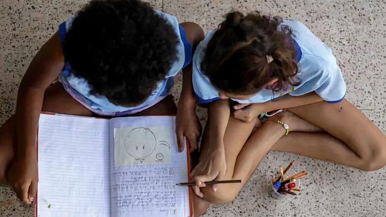 Uma das principais informações do estudo é que aproximadamente 50% dos estudantes do 9º ano do ensino fundamental e 3º ano do ensino médio no país declaram não reconhecer o debate sobre desigualdades raciais em sala de aula