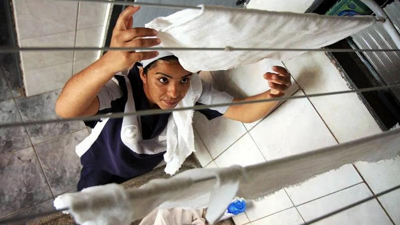 O impacto também pode aparecer no custo do emprego doméstico formal. Isso porque jornadas menores podem exigir mais profissionais para manter a mesma cobertura de trabalho ao longo da semana.