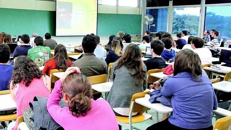 Segundo o estudo, a mediana nacional das mensalidades presenciais chegou a R$ 835 em 2026