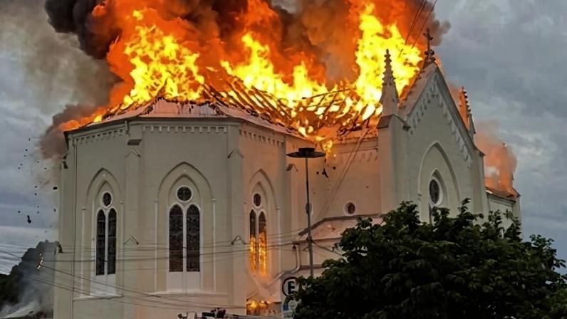 Incêndio destrói igreja centenária em Flores da Cunha (RS)