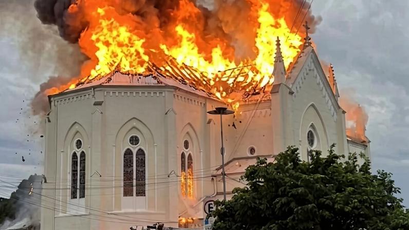 Incêndio destrói igreja centenária em Flores da Cunha (RS)