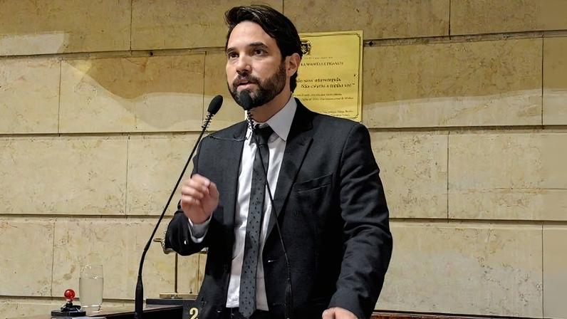 Na madrugada do dia 8 de março, Henry foi levado pelo padrasto (foto acima) e pela mãe, a professora Monique Medeiros, a um hospital na Barra da Tijuca, onde chegou morto