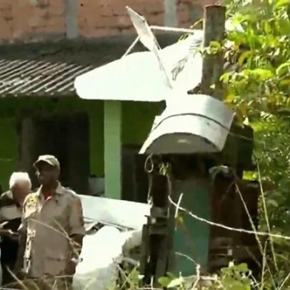 Piloto morre após avião cair sobre casa em Nova Iguaçu, RJ