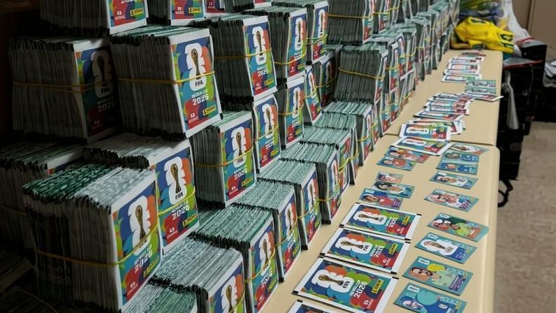 Polícia apreendeu figurinhas falsificadas do álbum da Copa do Mundo de 2026, em Nova Iguaçu