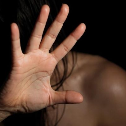 Estudante é arrastada ao banheiro por invasor no campus em tentativa de estupro