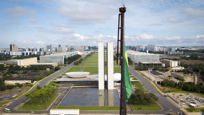 Mesmo com uma fantástica conta positiva de feitos extraordinários do governo federal, a popularidade de Lula patina e o medo de a barbárie voltar ronda novamente o Brasil, diz o articulista; na imagem, vista aérea do Congresso e da Esplanada dos Ministérios, em Brasília