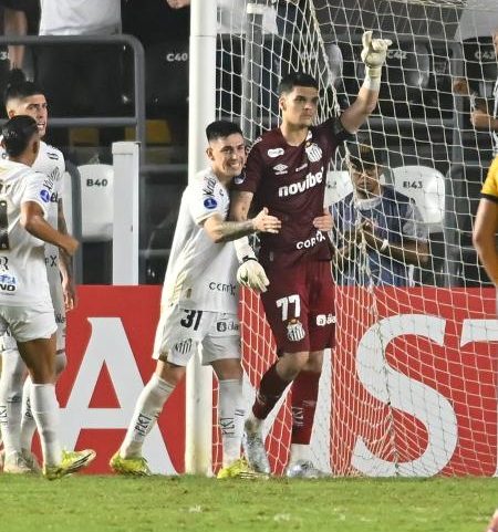 Brazão comemora após defender pênalti na vitóiria sobre o Cuenca