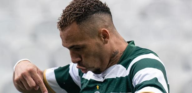 Breno Lopes comemora seus dois gols contra o Santos