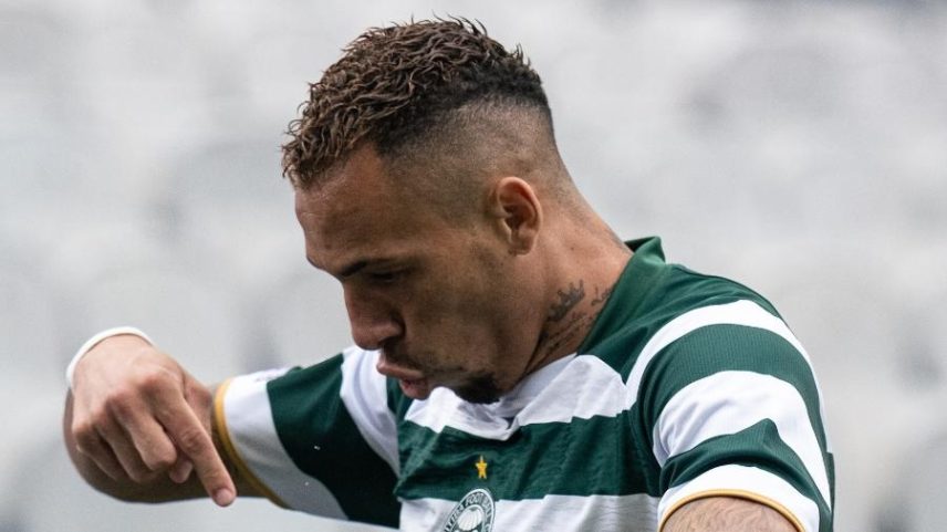 Breno Lopes comemora dois gols contra o Santos em vitória do Coritiba