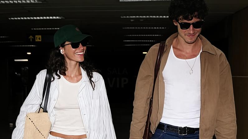 Bruna Marquezine e Shawn Mendes em aeroporto de Salvador, Bahia