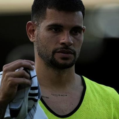 Bruno Guimarães solicita atendimento e é substituído no jogo final da temporada