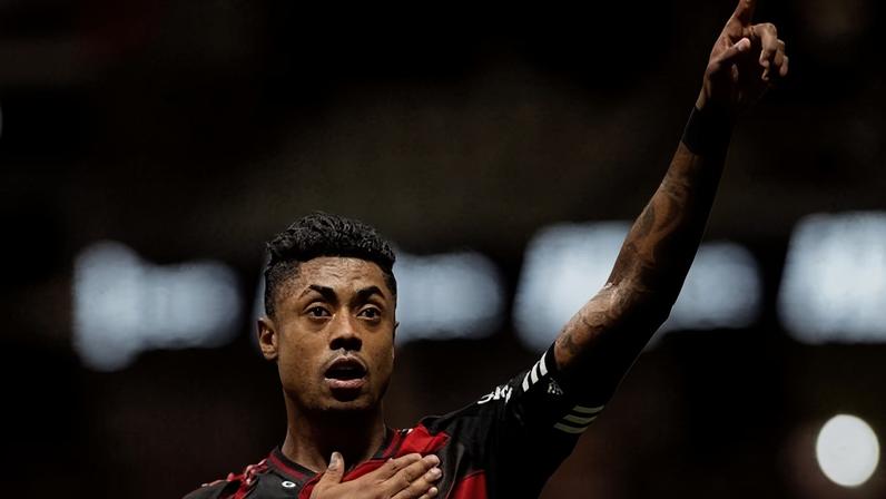 Bruno Henrique celebra gol contra o Atlético-MG