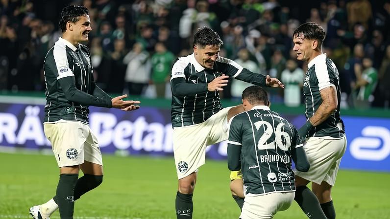 Bruno Melo comemora gol do Coritiba contra o Bahia, pelo Brasileirão