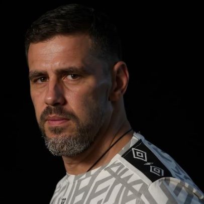 Ex-meia do Lyon morre aos 43 anos a caminho de jogo de lendas na França