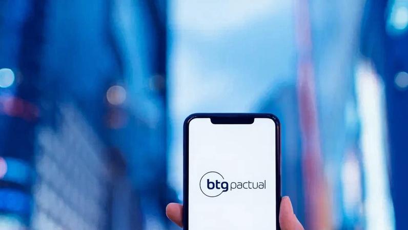 Celular com o app do BTG Pactual — Foto: Divulgação/BTG Pactual