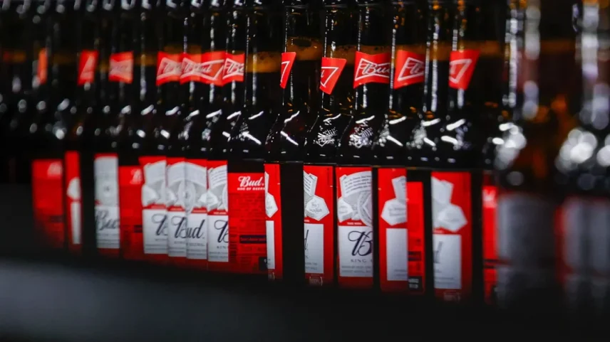 Garrafas de Budweiser, marca da AB InBev, dona da Ambev