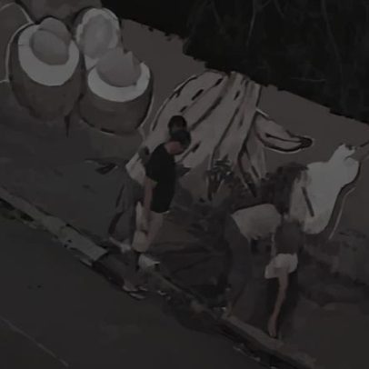 Jovem cai em bueiro após tampa de concreto ceder em Cuiabá
