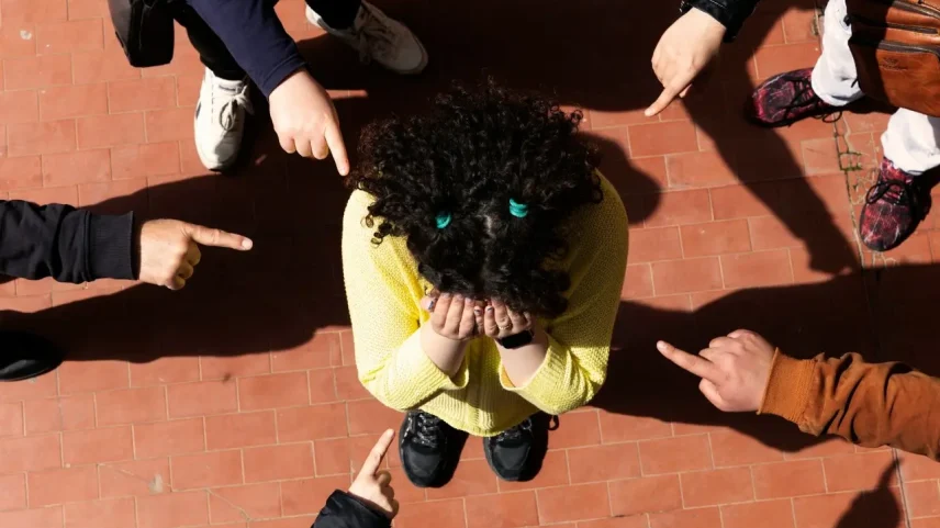 Muitas vezes, o sofrimento de quem é alvo de bullying não aparece imediatamente em palavras.