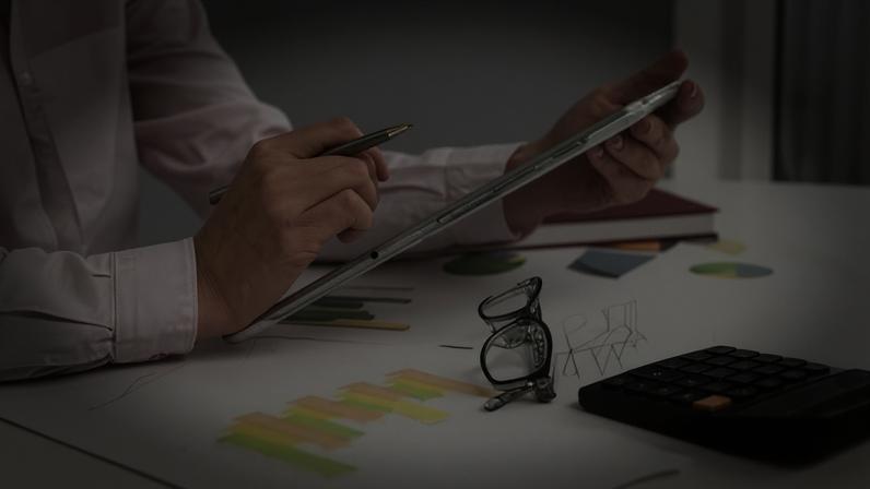 Planejamento efetivo vai além da simples listagem de despesas. Trata-se de um ciclo contínuo de diagnóstico e projeção
