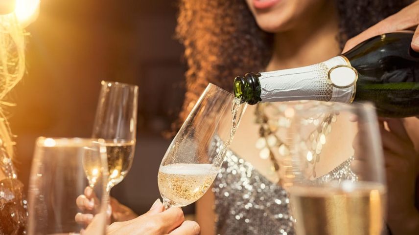 Por que o champanhe nos deixa bêbados mais rápido, aponta pesquisa