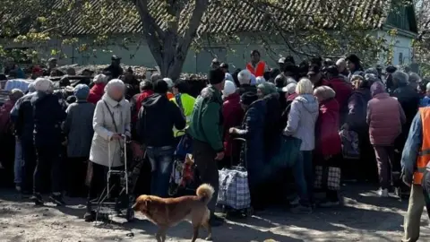 Ficar ou arriscar: civis ucranianos presos em cidade na linha de frente