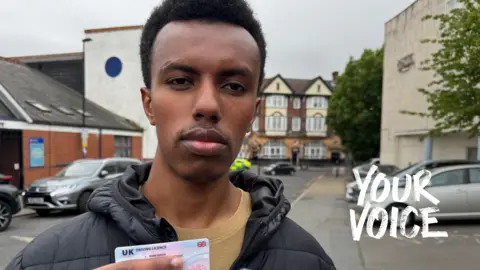 Homem paga £726 para adiantar teste de condução; novas leis impedem prática