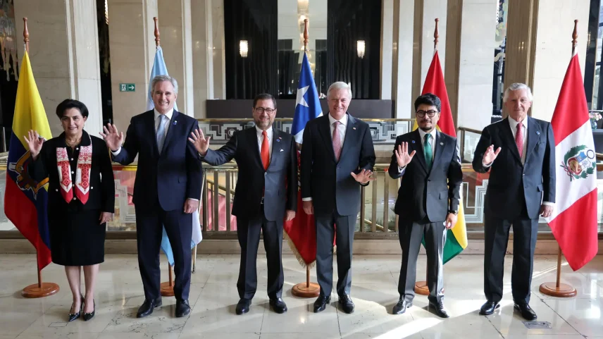 Da esquerda para a direita, a ministra das Relações Exteriores do Equador, Gabriela Sommerfeld; o ministro das Relações Exteriores da Argentina, Pablo Quirno; o ministro das Relações Exteriores do Chile, Francisco Pérez Mackenna; o presidente do Chile, José Antonio Kast (ao centro); o ministro das Relações Exteriores da Bolívia, Fernando Hugo Aramayo; e o ministro das Relações Exteriores do Peru, Carlos Pareja durante foto oficial após a reunião de alto nível (Foto: EFE/ Javier Torres)